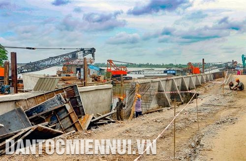 金瓯省陈文时县庆平西乡保护土地和防治塌方工程。记者 福青 摄 农业与农村发展部部长阮春强检查金瓯省玉显县土角(Đất Mũi)堤坝的塌方情况。 记者 黄世英摄 在芹苴市乌门郡太安坊太利地区建设预防乌门河塌方的堤坝工程。 记者 阮清廉 摄 在金瓯省玉显县土角乡塌方高发地区各间简陋房屋里生活的儿童们的纯真。 记者 福青 摄 金瓯省玉显县土角乡河岸和海岸居民一直面临塌方危机。记者 福青 摄 金瓯省陈文时县庆平西乡保护土地和防治塌方工程。记者 福青 摄 农业与农村发展部部长阮春强检查金瓯省玉显县土角(Đất Mũi)堤坝的塌方情况。 记者 黄世英摄 在芹苴市乌门郡太安坊太利地区建设预防乌门河塌方的堤坝工程。 记者 阮清廉 摄 在金瓯省玉显县土角乡塌方高发地区各间简陋房屋里生活的儿童们的纯真。 记者 福青 摄 金瓯省玉显县土角乡河岸和海岸居民一直面临塌方危机。记者 福青 摄