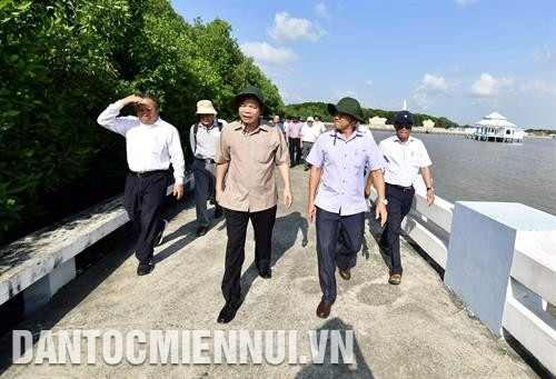 金瓯省陈文时县庆平西乡保护土地和防治塌方工程。记者 福青 摄 农业与农村发展部部长阮春强检查金瓯省玉显县土角(Đất Mũi)堤坝的塌方情况。 记者 黄世英摄 在芹苴市乌门郡太安坊太利地区建设预防乌门河塌方的堤坝工程。 记者 阮清廉 摄 在金瓯省玉显县土角乡塌方高发地区各间简陋房屋里生活的儿童们的纯真。 记者 福青 摄 金瓯省玉显县土角乡河岸和海岸居民一直面临塌方危机。记者 福青 摄 金瓯省陈文时县庆平西乡保护土地和防治塌方工程。记者 福青 摄 农业与农村发展部部长阮春强检查金瓯省玉显县土角(Đất Mũi)堤坝的塌方情况。 记者 黄世英摄 在芹苴市乌门郡太安坊太利地区建设预防乌门河塌方的堤坝工程。 记者 阮清廉 摄 在金瓯省玉显县土角乡塌方高发地区各间简陋房屋里生活的儿童们的纯真。 记者 福青 摄 金瓯省玉显县土角乡河岸和海岸居民一直面临塌方危机。记者 福青 摄