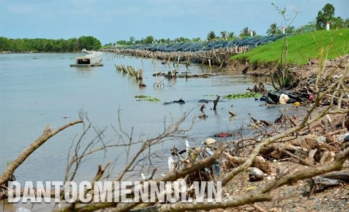 l金瓯省陈文时县西海的堤坝塌方。 记者 福青 摄
