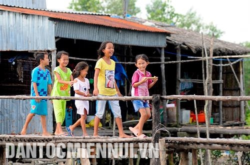 金瓯省陈文时县庆平西乡保护土地和防治塌方工程。记者 福青 摄 农业与农村发展部部长阮春强检查金瓯省玉显县土角(Đất Mũi)堤坝的塌方情况。 记者 黄世英摄 在芹苴市乌门郡太安坊太利地区建设预防乌门河塌方的堤坝工程。 记者 阮清廉 摄 在金瓯省玉显县土角乡塌方高发地区各间简陋房屋里生活的儿童们的纯真。 记者 福青 摄 金瓯省玉显县土角乡河岸和海岸居民一直面临塌方危机。记者 福青 摄 金瓯省陈文时县庆平西乡保护土地和防治塌方工程。记者 福青 摄 农业与农村发展部部长阮春强检查金瓯省玉显县土角(Đất Mũi)堤坝的塌方情况。 记者 黄世英摄 在芹苴市乌门郡太安坊太利地区建设预防乌门河塌方的堤坝工程。 记者 阮清廉 摄 在金瓯省玉显县土角乡塌方高发地区各间简陋房屋里生活的儿童们的纯真。 记者 福青 摄 金瓯省玉显县土角乡河岸和海岸居民一直面临塌方危机。记者 福青 摄
