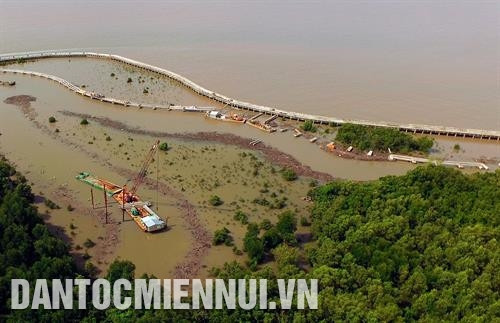 金瓯省玉显县土角乡防塌方堤坝工程。记者 福青摄