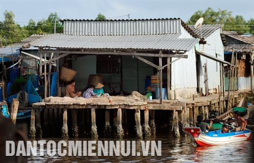 金瓯省陈文时县庆平西乡保护土地和防治塌方工程。记者 福青 摄 农业与农村发展部部长阮春强检查金瓯省玉显县土角（Đất Mũi）堤坝的塌方情况。 记者 黄世英摄 在芹苴市乌门郡太安坊太利地区建设预防乌门河塌方的堤坝工程。 记者 阮清廉 摄 在金瓯省玉显县土角乡塌方高发地区各间简陋房屋里生活的儿童们的纯真。 记者 福青 摄 金瓯省玉显县土角乡河岸和海岸居民一直面临塌方危机。记者 福青 摄