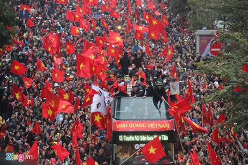 数万名球迷涌上街头欢迎越南U23足球队。（图片来源于互联网）
