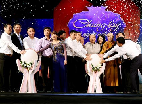 “为贫困人口携手行动”电视并机现场直播活动。(图片来源:越通社) “为贫困人口携手行动”电视并机现场直播活动。(图片来源:越通社)