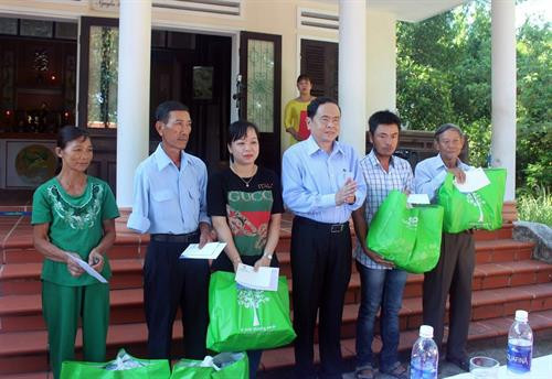 陈青敏走访慰问了当地部分伤残军人和英雄母亲家庭。(图片来源:越通社) 陈青敏走访慰问了当地部分伤残军人和英雄母亲家庭。(图片来源:越通社)