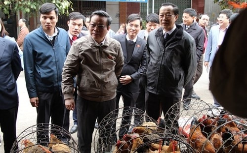 河江省开展越中边境地区食品安全检查(图片来源:越通社) 河江省开展越中边境地区食品安全检查(图片来源:越通社)