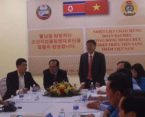 越南劳动总联合会副主席潘文英在会上发言。图自越通社