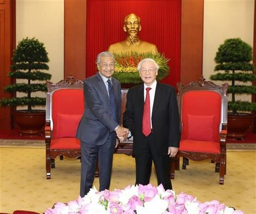 越共中央总书记、国家主席阮富仲与马来西亚总理马哈蒂尔。图自越通社