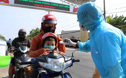 医务人员进行检查体温。图自互联网