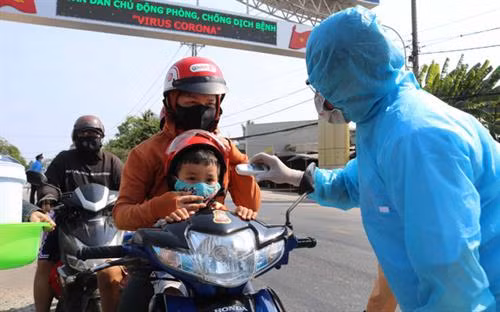 医务人员进行检查体温。图自互联网