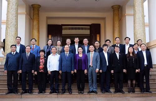 阮氏金银与清化省代表们合影。（图片来源：越通社）