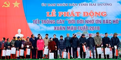 越南国会主席阮氏金银向海阳省贫困者赠送慰问品。（图片来源：http://www.qdnd.vn）