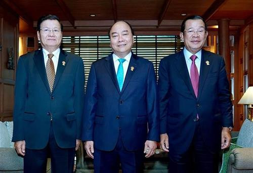 越南政府总理阮春福与老挝总理和柬埔寨首相合影。图自越通社