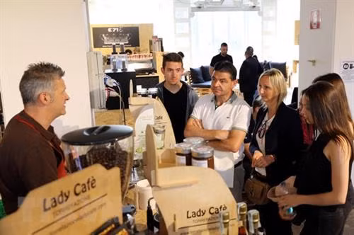 参观展会的游客。（图片来源：越通社）