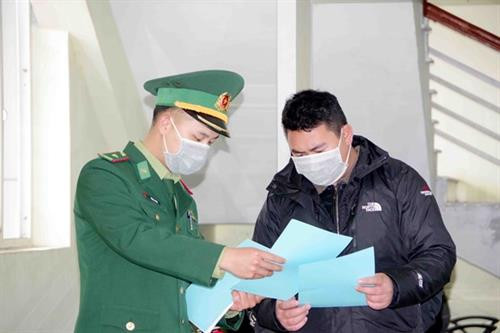 莱州省边防部队干部向边境居民发放有关新冠肺炎疫情防控措施的传单。 莱州省边防部队干部向边境居民发放有关新冠肺炎疫情防控措施的传单。