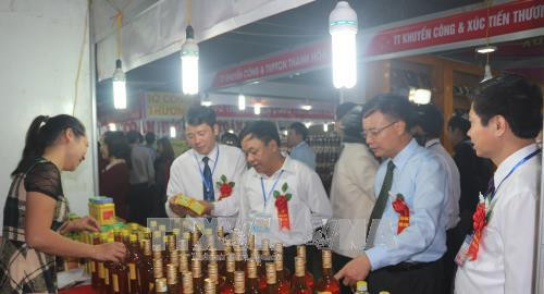 代表们参观展会上的产品。（图片来源：越通社）