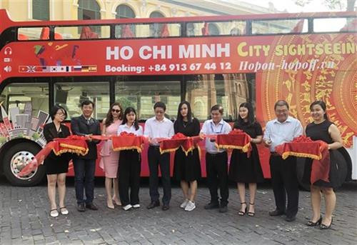 胡志明市观光巴士公交车线路开通仪式。图自越通社