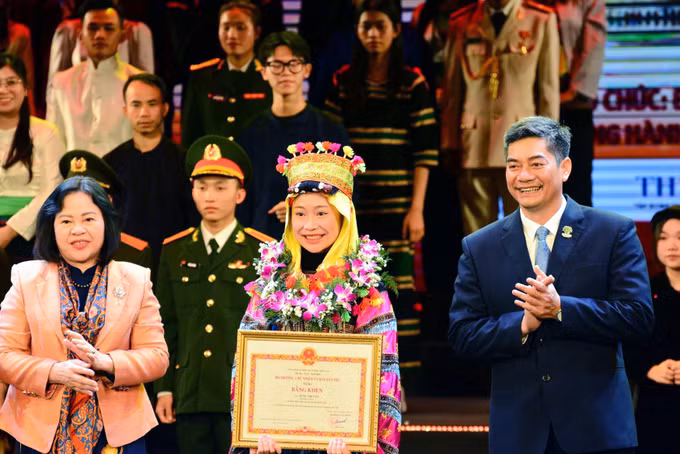 1--sung thi van-anh song hung.jpg