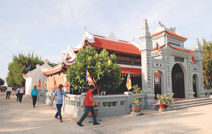 在长沙岛县上,各座寺庙长期以来已成为“精神靠点”,是宗教信仰活动场所,在茫茫大海上成为越南人一直保留下去的宗教信仰价值的现身 Truong Sa chu quyen thieng lieng cua To Quoc 3A.jpg