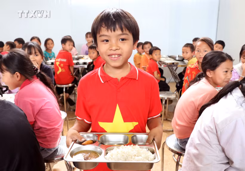 宣光省贫困地区的孩子们对能够吃到营养午餐感到十分高兴。图自越通社
