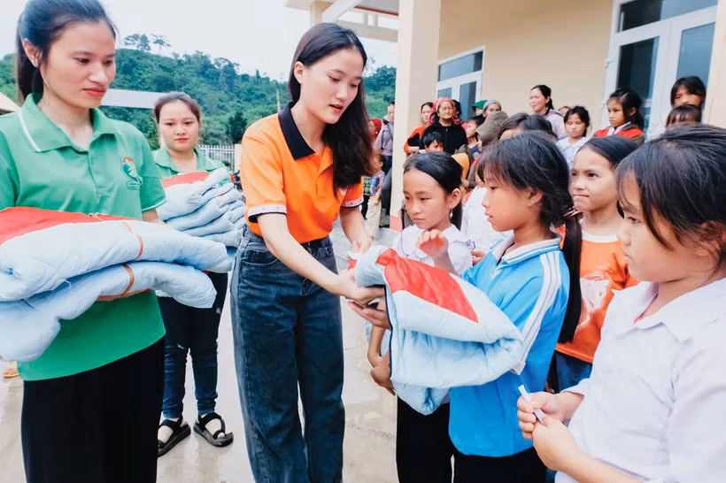 江氏够走访慰问并向得乐省偏远地区各村寨儿童赠送慰问品。