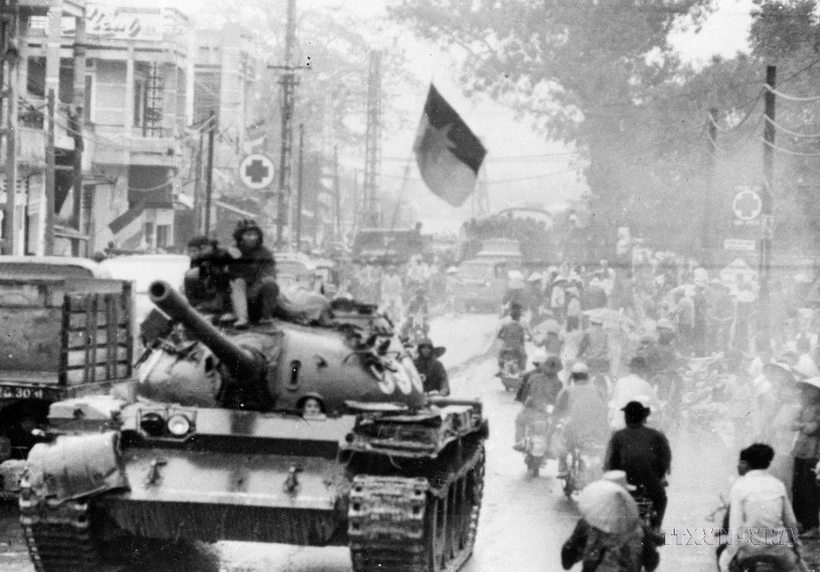 1975年3月29日，经过22个小时的神速而英勇的进攻，我军完全解放了岘港市。