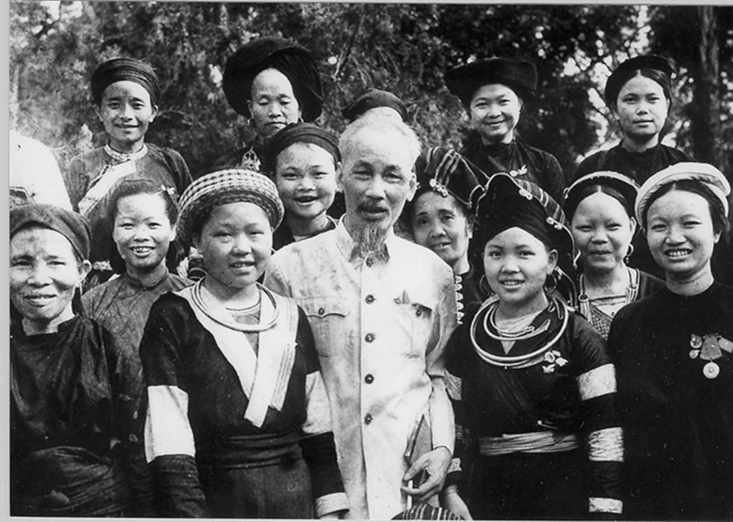 1956年6月2日，胡志明主席在河内主席府与出席第二次全国妇女代表大会的少数民族妇女代表合影。