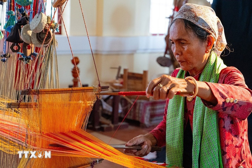 要制作出精美的土锦产品，熟练的织工需要极大的耐心与高度专注。图自越通社