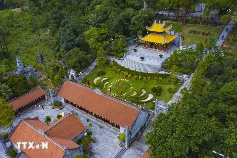 昆山寺始建于丁—李时期（10—12世纪），1304年重修，1329年由二祖法螺加以扩建。图自越通社