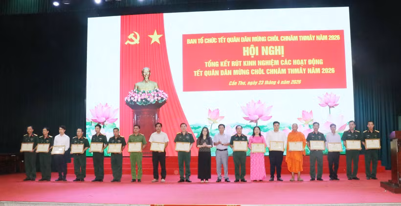 组委会向18个集体和23名个人颁发了芹苴市人民委员会主席的奖状，以表彰他们在当地各项活动中的突出表现。图自越通社