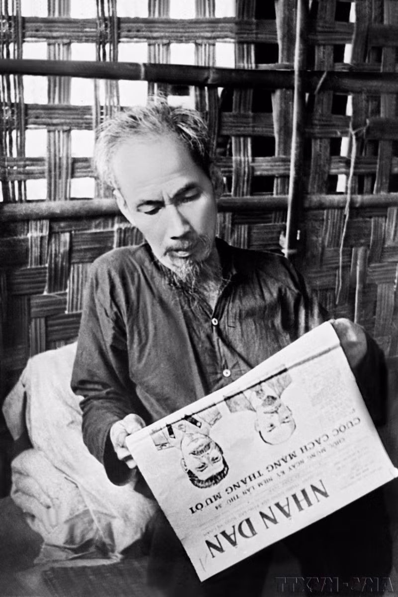 1951年，胡志明主席在越北战区阅读《人民报》新闻。图自越通社