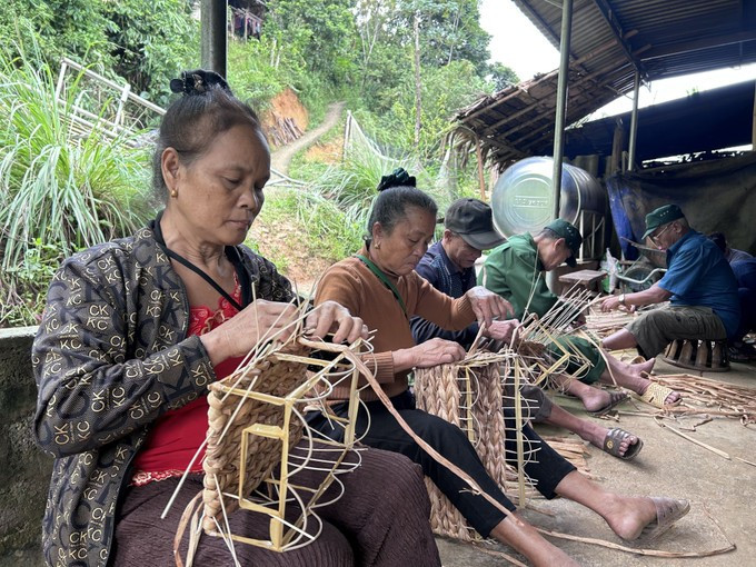 水葫芦编织业有助于留住年轻劳动者，大家聚在一起干活、聊天，将增强社区凝聚力。图自越通社
