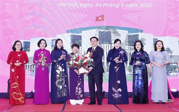 越南国会主席王廷惠会见第十五届国会女性代表