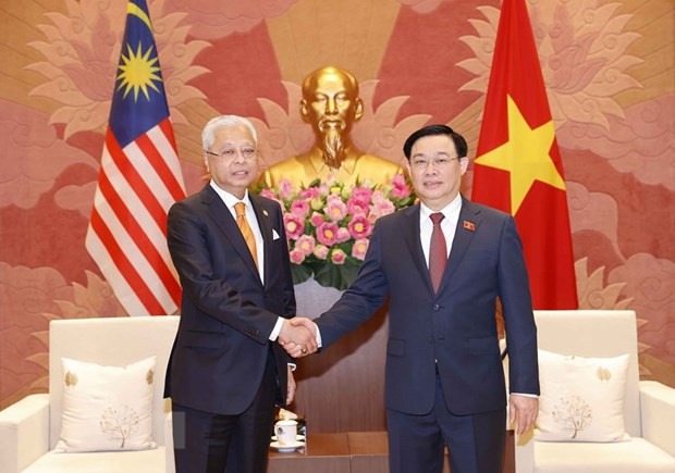 越南国会主席王廷惠会见马来西亚总理