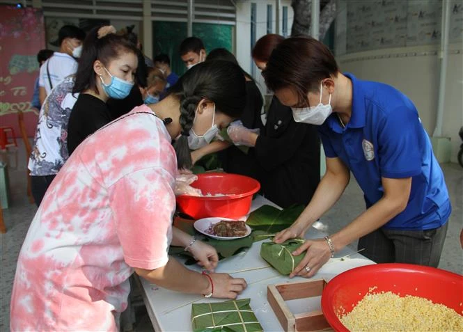 老挝学生喜过越南传统新年