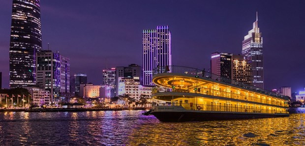 乘船观赏西贡河的旅游线路：游客不可错过的完美体验