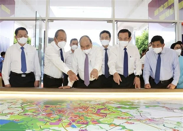 国家主席阮春福：发展赫门与古芝两县 解决胡志明市发展空间扩大问题