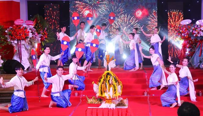 老挝留学生在顺化古都喜迎老挝传统新年