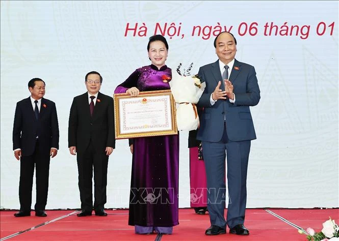 越南政府总理阮春福向国会主席阮氏金银及各位国会领导授予民族大团结勋章