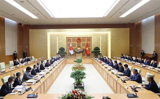 越南政府总理范明政与日本首相岸田文雄举行会谈