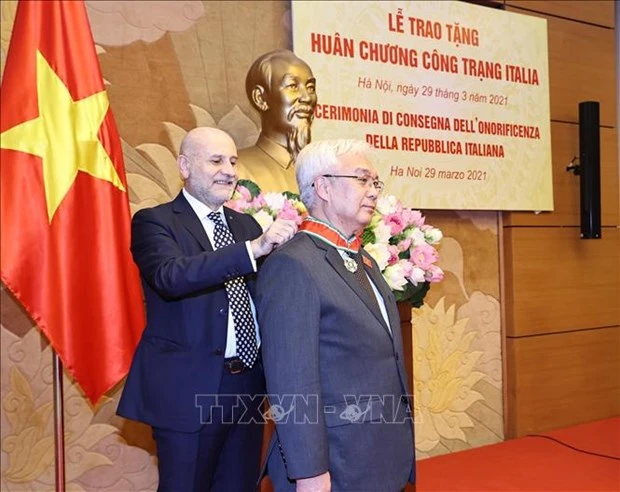 越南—意大利友好议员小组主席荣获意大利功绩勋章