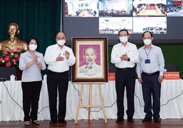 越南国家主席阮春福在胡志明市开展接待选民活动