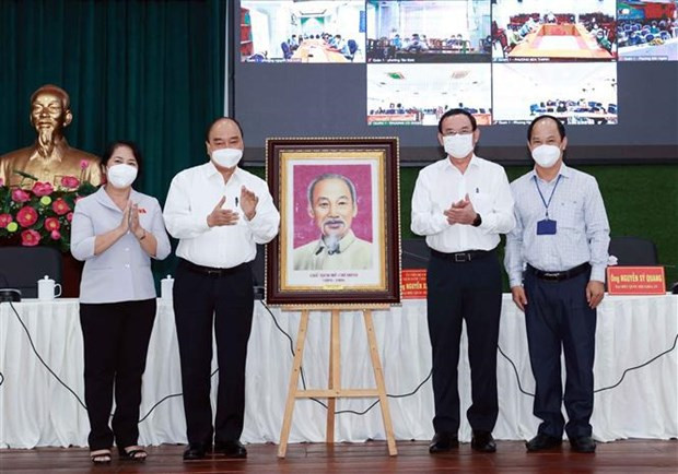越南国家主席阮春福在胡志明市开展接待选民活动