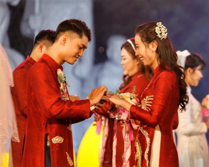 河内市18对新人举办集体婚礼 引领文明新风尚