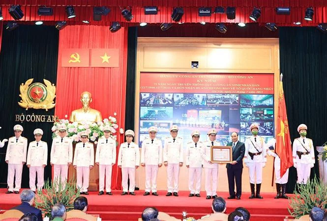 国家主席阮春福出席人民安全力量传统日75周年纪念典礼