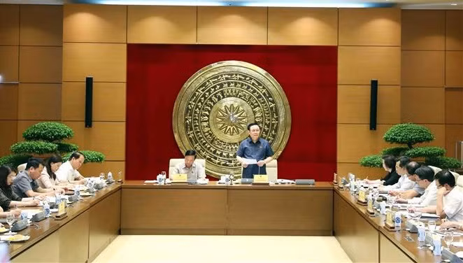 国会主席王廷惠主持修改城市和行政单位分类决议的会议