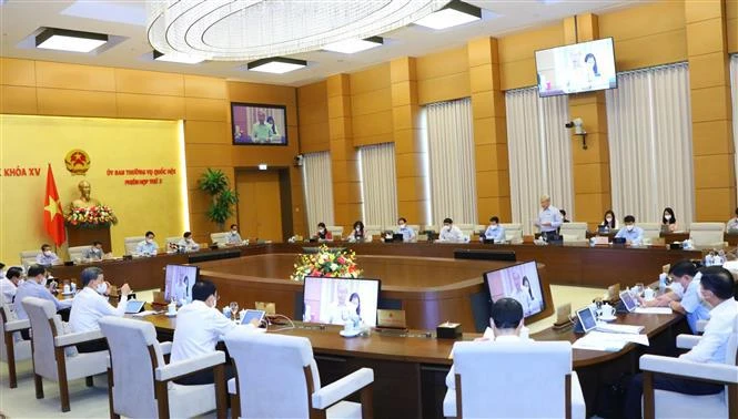 越南第十五届国会常委会第三次会议：为受疫情影响的企业和民众减免税收，助力克服困难