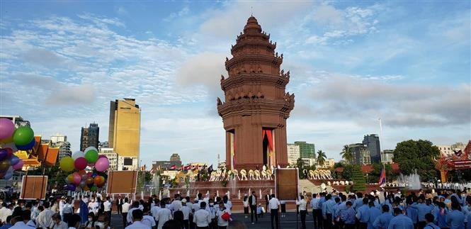 越南党和国家领导人致电柬埔寨领导人庆祝国庆