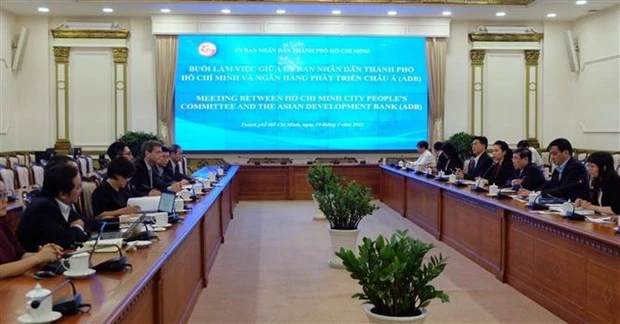胡志明市人民委员会主席阮成峰会见亚行驻越南首席代表