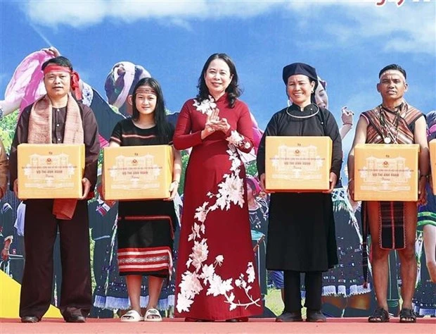 越南国家代主席出席“全国各地春色”节日